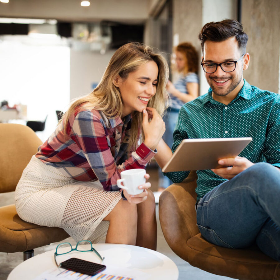 Pareja trabajando con software empresarial Consix