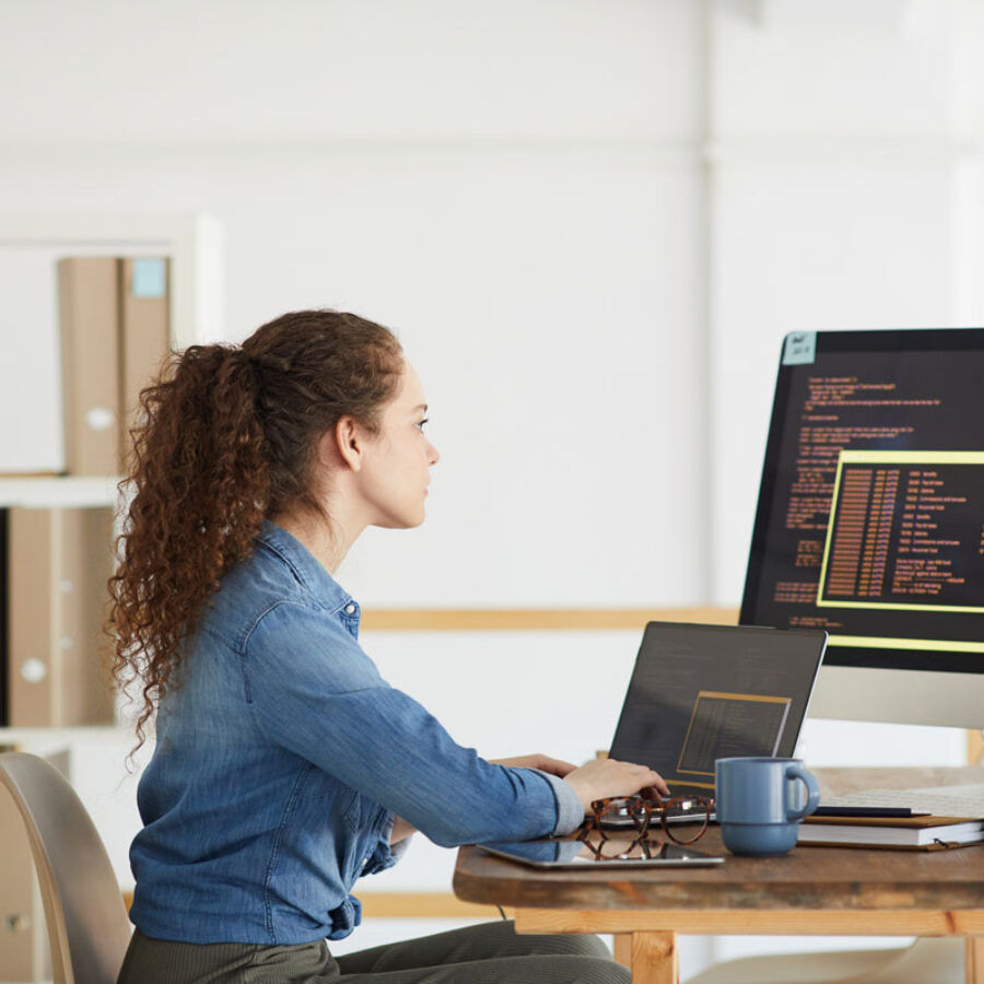 Mujer trabajando con software empresarial Consix