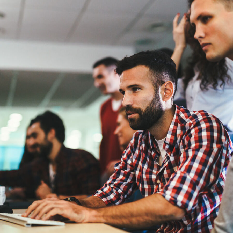 Gente trabajando con software empresarial Consix